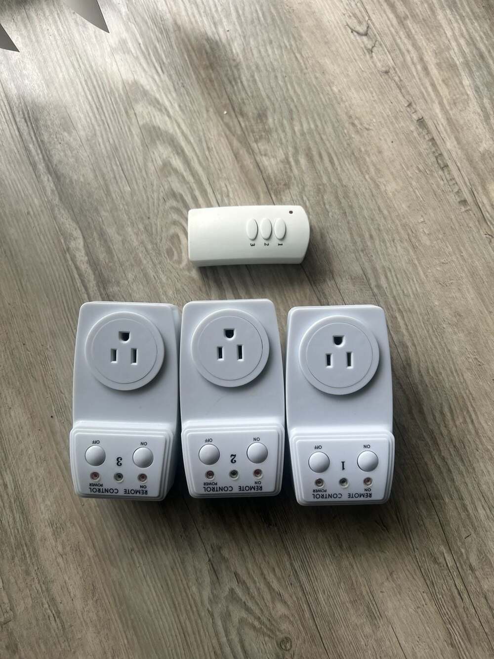 Etekcity BH9936 Wireless Remote Control Outlet Switch Set with 3 Receivers and 1